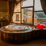 Hotel Sah Saray Cave Halal
