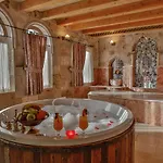 Hotel Sah Saray Cave Halal *