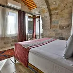 Sah Saray Cave Halal Hotel *